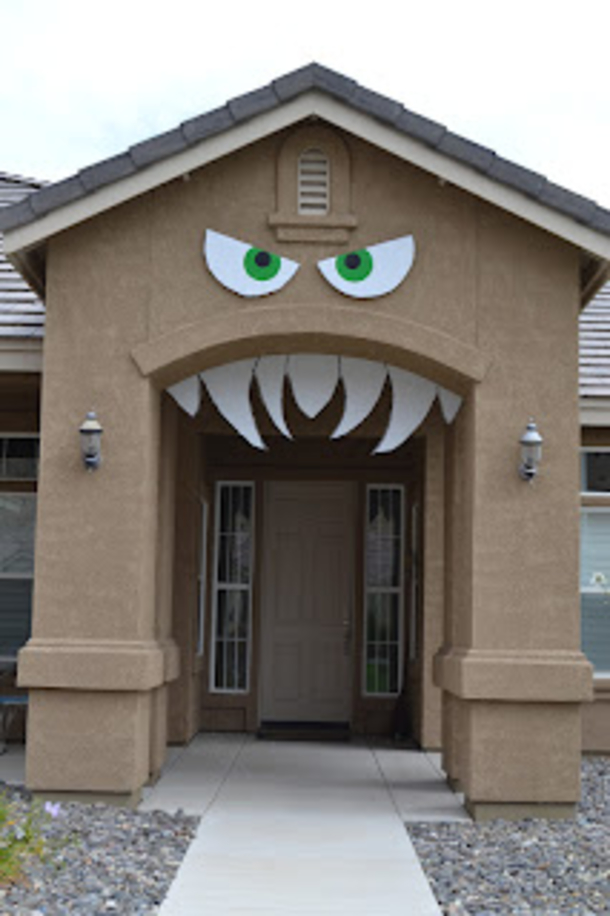 Creepy & Cool Halloween Door Decorations For 2022 - picture 10