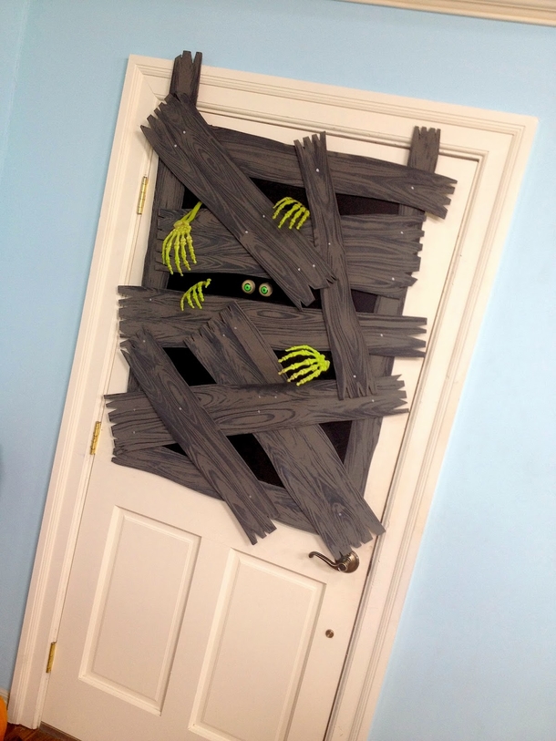 Creepy & Cool Halloween Door Decorations For 2022 - picture 7