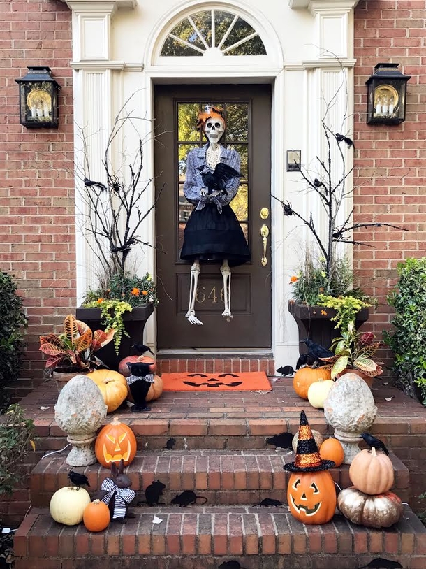 Creepy & Cool Halloween Door Decorations For 2022 - picture 8