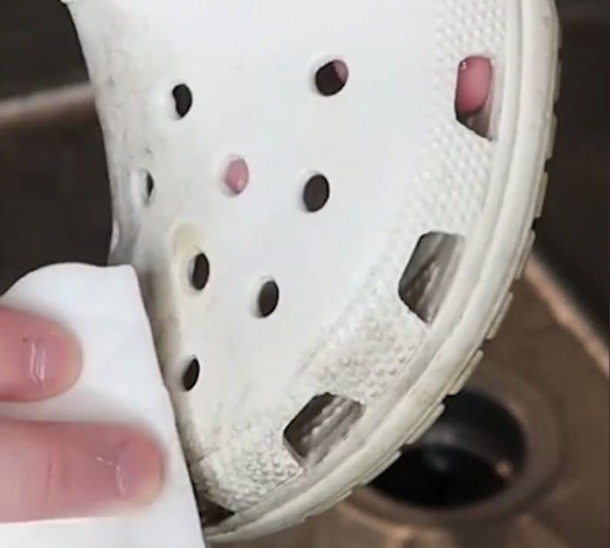 Crocs Cleaning 101: A Foolproof Way Of Keeping Your Crocs Fresh! - picture 3