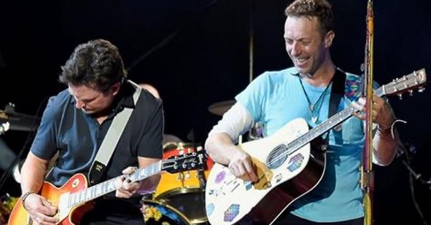 Crowd Loses It At Coldplay Concert When Michael J. Fox NAILS “Back To The Future” Solo. - picture 2