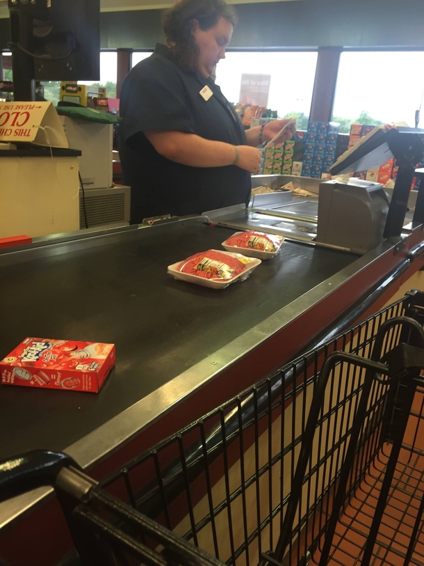Customer Puts Down Meat At Checkout, Stunned When He Sees What Cashier Does - picture 3