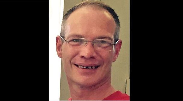 Customer’s Actions After Noticing Waiter’s Bad Teeth Left People Speechless - picture 2