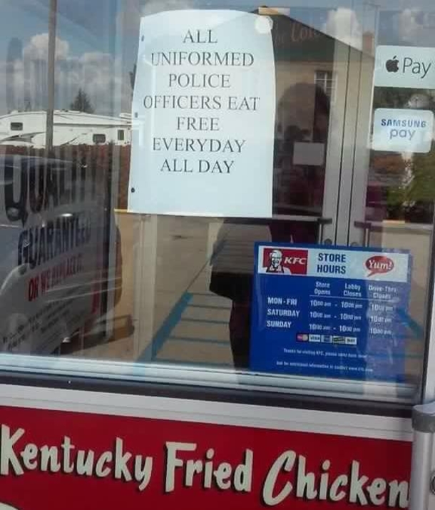 Customers Share SHOCKING Sign On KFC Window To Facebook, Police Arrive Soon After - picture 3