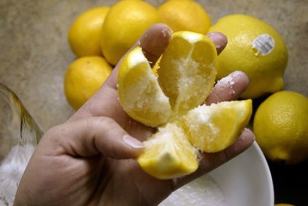 Cut 1 Lemon In 4 Parts Put Some Salt On It And Put It In The Middle Of The Kitchen! This Trick Will Amaze You! - picture 2
