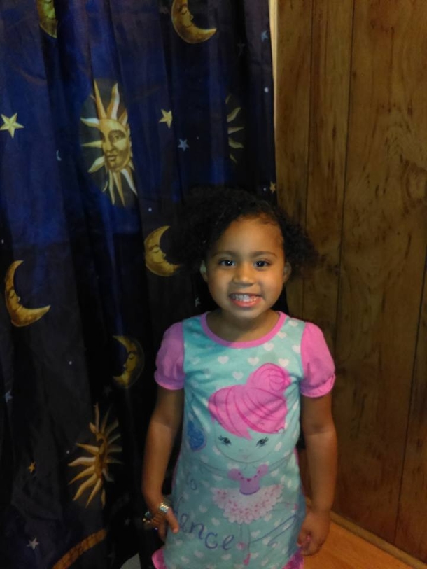Cute Toddler Calls 911 And Cop Can’t Stop Laughing When She Arrives - picture 2