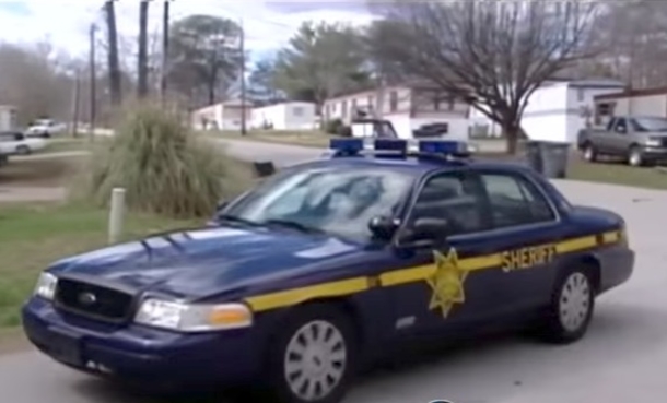 Cute Toddler Calls 911 And Cop Can’t Stop Laughing When She Arrives - picture 3
