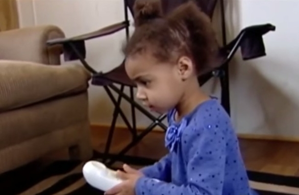 Cute Toddler Calls 911 And Cop Can’t Stop Laughing When She Arrives - picture 4
