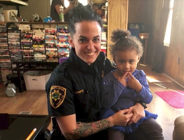 Cute Toddler Calls 911 And Cop Can’t Stop Laughing When She Arrives - picture 5