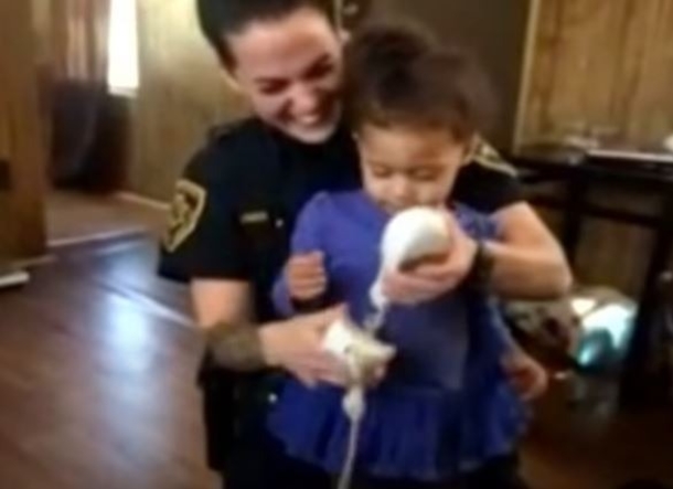 Cute Toddler Calls 911 And Cop Can’t Stop Laughing When She Arrives - picture 6
