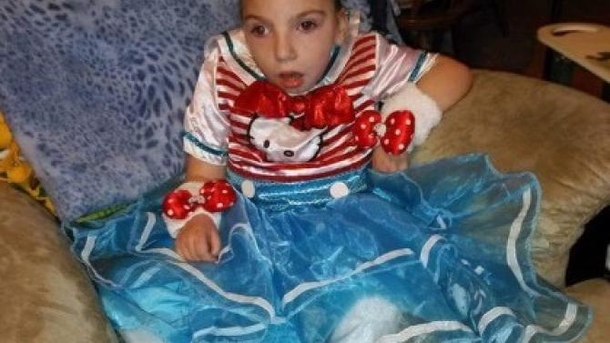 Dad Makes Unexpected Find In Disabled Daughter's Trick Or Treat Bag (Photo) - picture 2