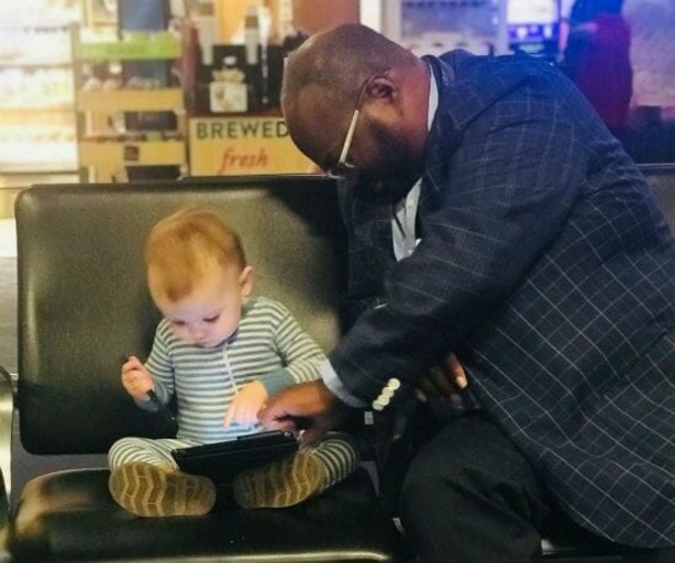 Dad sees strange man next to his toddler at airport, the post he makes makes viral headlines - picture 2