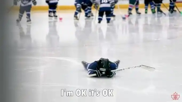 Dad sticks microphone on his son during hockey practice and everyone is in laughter - picture 3