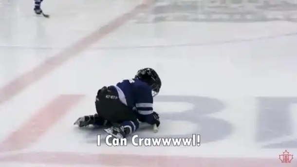Dad sticks microphone on his son during hockey practice and everyone is in laughter - picture 4