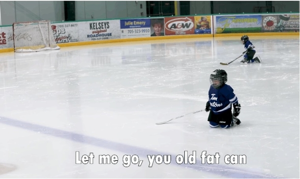Dad sticks microphone on his son during hockey practice and everyone is in laughter - picture 5