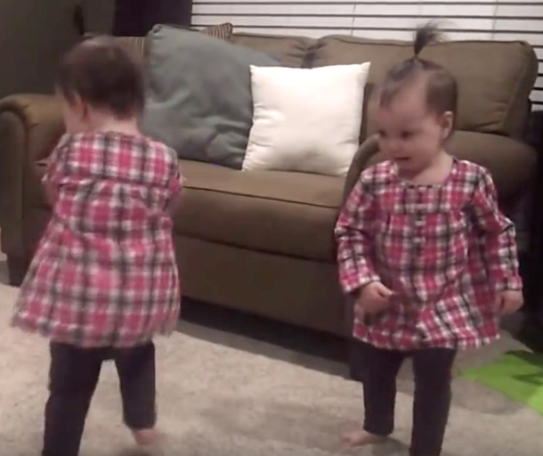 Daddy Begins To Play His Guitar. These Baby Girls’ Reaction Had Me Smiling All Day - picture 3