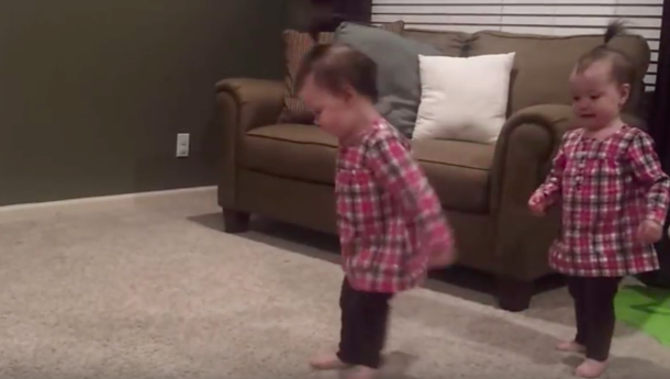 Daddy Begins To Play His Guitar. These Baby Girls’ Reaction Had Me Smiling All Day - picture 4