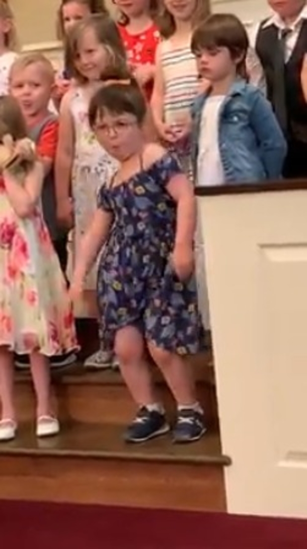 Dancing 5-Year-Old Girl Steals Spotlight At Preschool Graduation And Has Everyone Laughing In Tears! - picture 2