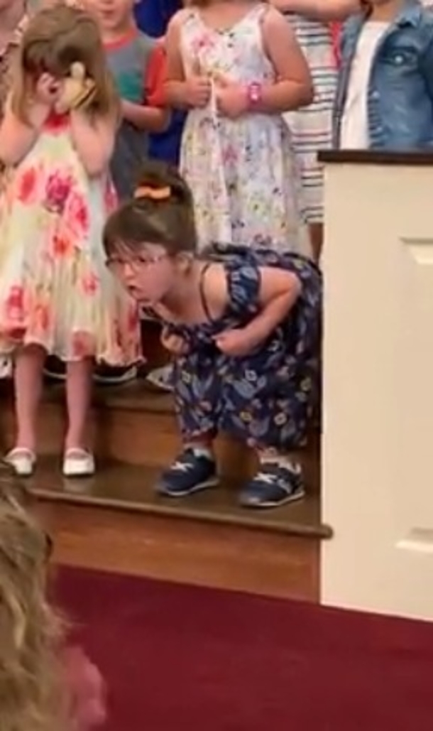 Dancing 5-Year-Old Girl Steals Spotlight At Preschool Graduation And Has Everyone Laughing In Tears! - picture 3