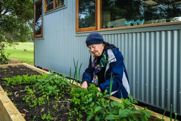 Daughter designs beautiful elderly-friendly home for Mother who needed independence in her own private space - picture 8