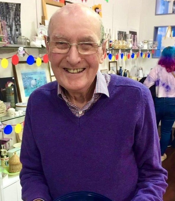 Dedicated 100-year-old volunteer works at charity shop despite long 4-hour commute...inspiring! - picture 2