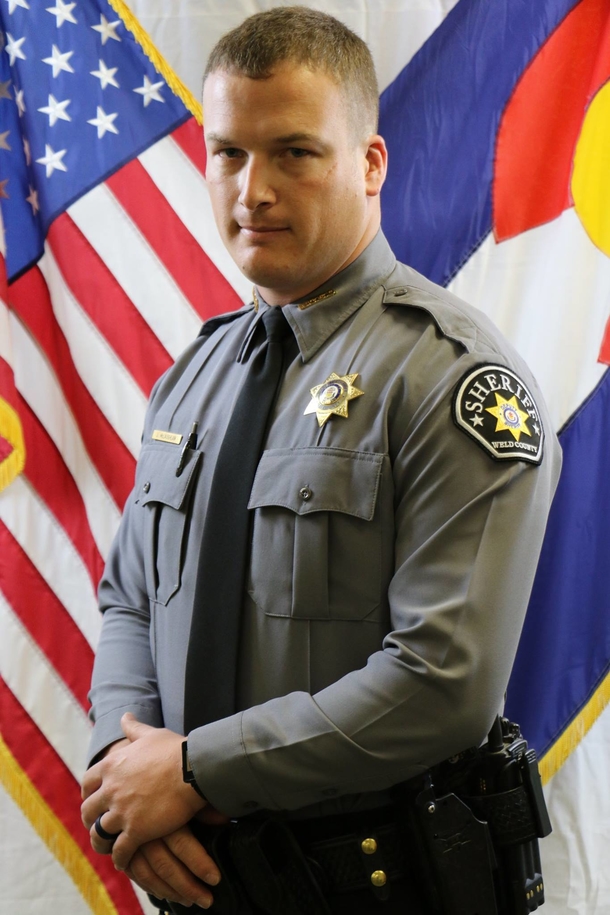 Deputy calls wife to his location in order to help another woman - picture 3