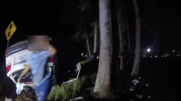 Deputy single-handedly lifts SUV to rescue Mother from being crushed in front of scared children - picture 2