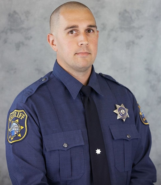 Deputy single-handedly lifts SUV to rescue Mother from being crushed in front of scared children - picture 5