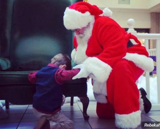 Desperate Boy Asks Santa To Pray With Him, The Reason Leaves All In Tears - picture 2
