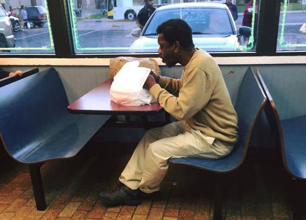 Diner Caught What Homeless Man Was Doing, Instantly Loses His Appetite - picture 3