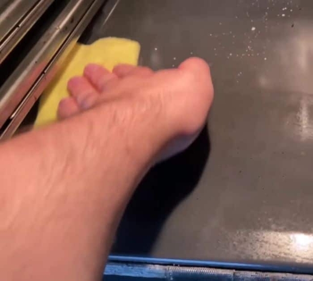 Discover the Mind-Blowing Secret to Achieving a Sparkling Oven with Just Hot Water! - picture 3