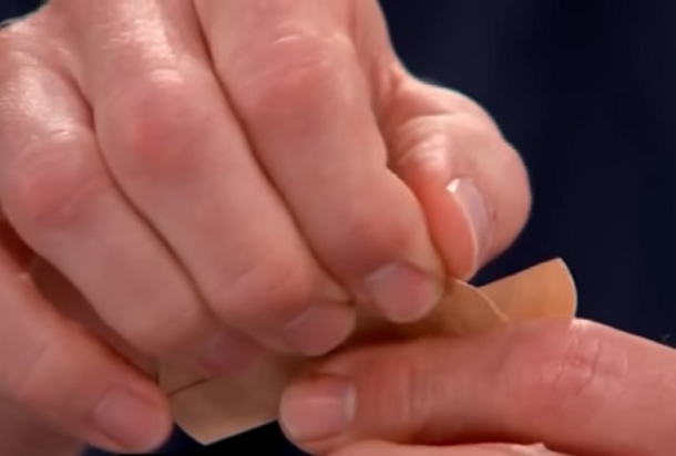 Doctor Teaches 1 Simple Trick For Keeping Band-Aids In Place. We've Been Doing It All Wrong! - picture 3