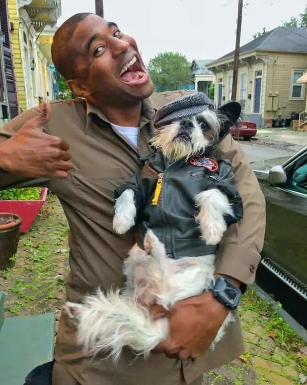 Dog-loving UPS driver takes the cutest pictures with every dog he meets on his route - picture 2