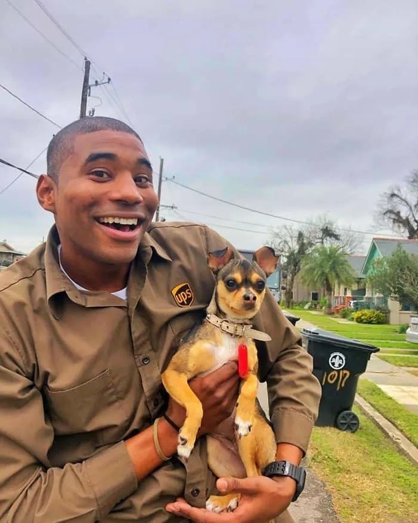 Dog-loving UPS driver takes the cutest pictures with every dog he meets on his route - picture 4