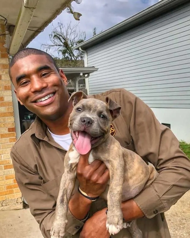 Dog-loving UPS driver takes the cutest pictures with every dog he meets on his route - picture 7