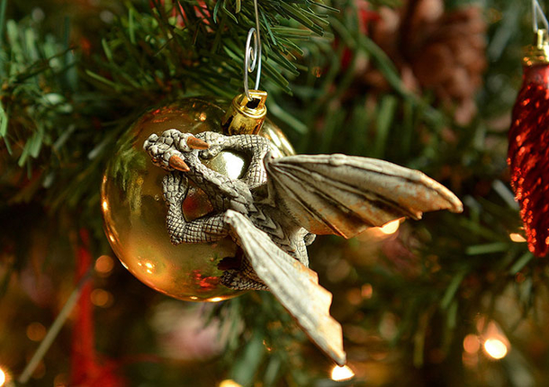 Dragons Protecting Baubles Like Their Own Eggs Is What Your Christmas Tree Needs This Year - picture 3