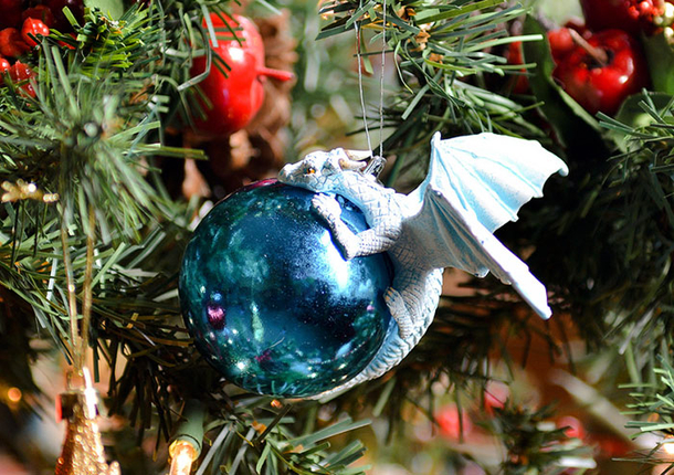 Dragons Protecting Baubles Like Their Own Eggs Is What Your Christmas Tree Needs This Year - picture 7