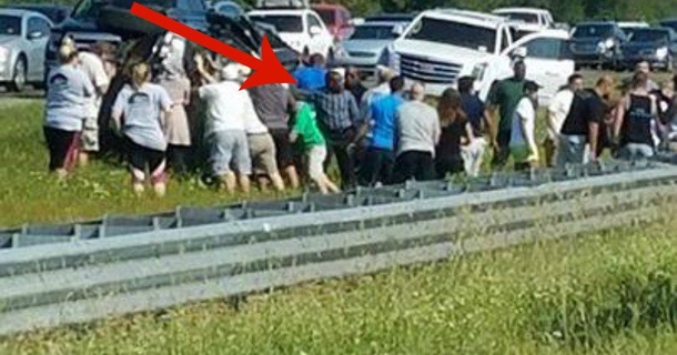 Driver Snaps Pic Of Horrific Wreck When She Sees What’s Hiding In Crowd - picture 2