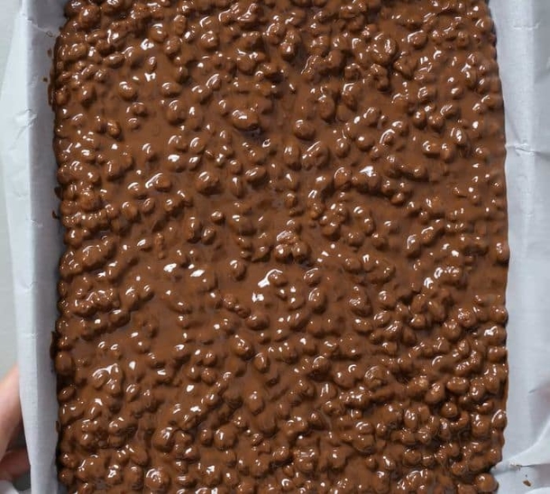 Easy 4-Ingredient Chocolate Rice Krispie Bars That Will Blow Your Mind - picture 3
