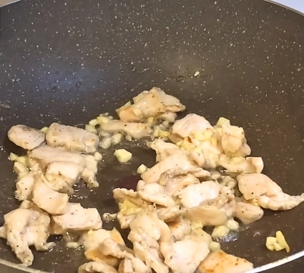 Easy Stir-Fry Broccoli And Carrot With Chicken (2023) - picture 2