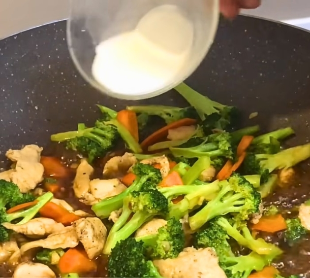 Easy Stir-Fry Broccoli And Carrot With Chicken (2023) - picture 3