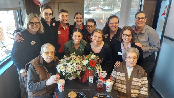 Elderly couple celebrates their 72nd wedding anniversary with a memorable meal at Chick-fil-A - picture 2