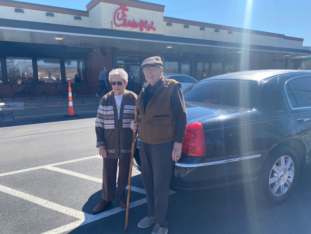 Elderly couple celebrates their 72nd wedding anniversary with a memorable meal at Chick-fil-A - picture 3