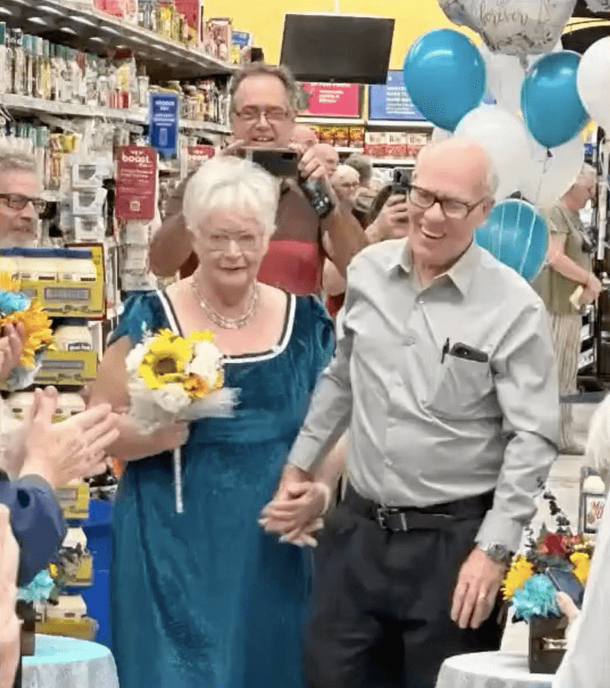 Elderly couple gets married in the same spot where they first met: amid mayonnaise in grocery store aisle - picture 2