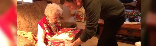 Elderly Lady Given Pet Cat For Christmas, Her Reaction To Her Gift Will Warm Your Heart - picture 2