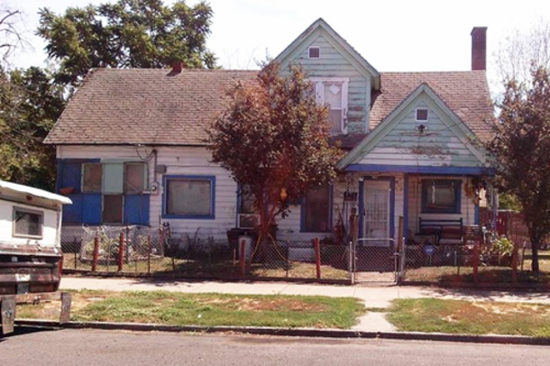 Elderly Man Left Crying Outside Of His House After Man And Teens Find Him - picture 2