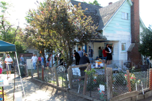 Elderly Man Left Crying Outside Of His House After Man And Teens Find Him - picture 3