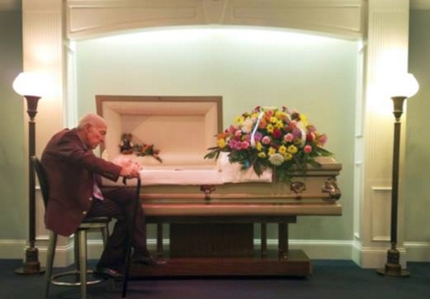 Elderly Man's Wife Is Gone After 60 Years Of Marriage, Says 10 Words His Family Can Never Forget - picture 4