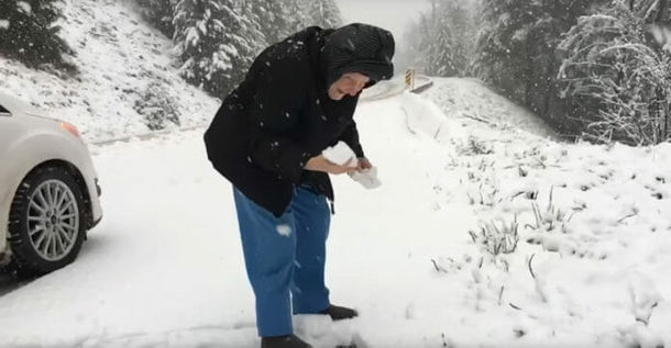 Elderly mother tells her son to stop the car and the reason why is just golden! - picture 2