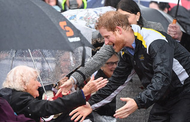 Elderly Woman Doesn't Think Prince Harry Will Recognize Her - His Face When He Notices Her Says It All - picture 2